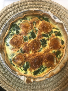 Una foto de Quiche de espinacas, huevos, pasas y queso de cabra, para vegetarian@s