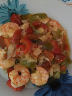 Una foto de Langostinos con verduras