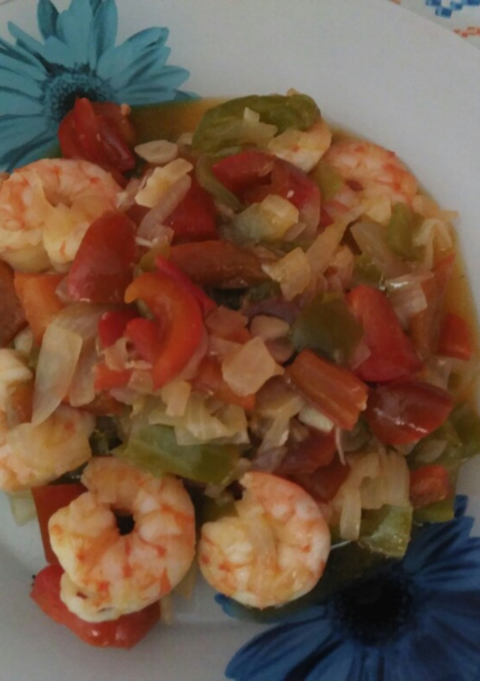 Una foto de Langostinos con verduras