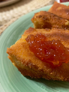 Una foto de Queso frito con mermelada