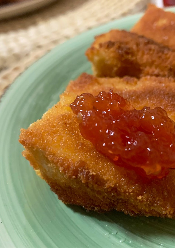 Una foto de Queso frito con mermelada