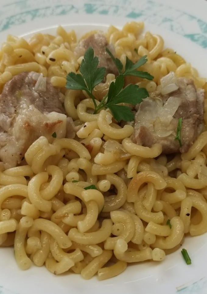 Una foto de Fideuá con costillas de cerdo