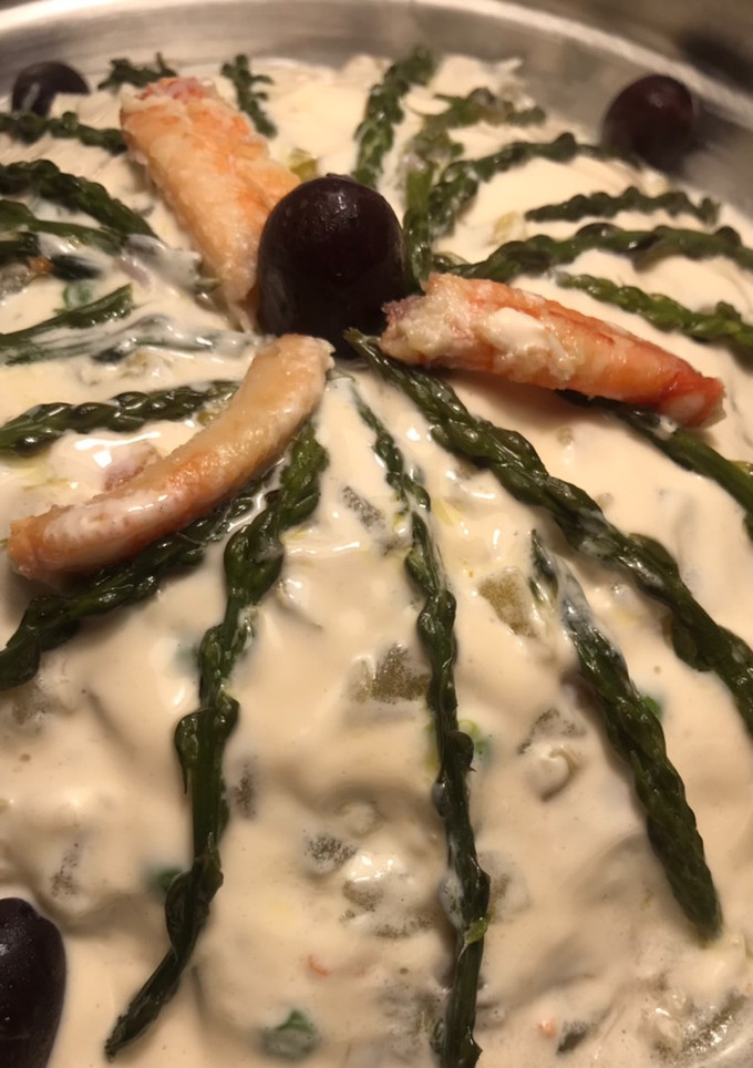 Una foto de Ensaladilla rusa con Chatka y espárragos silvestres