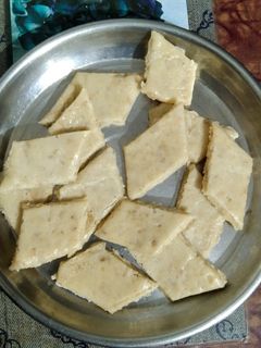 काजू कतली (kajukatli recipe in marathi) रेसिपी चे मुख्य फोटो
