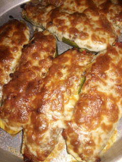 Una foto de Calabacines Zucchini Rellenos