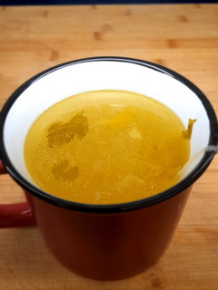 Una foto de Caldo de apio y verduras