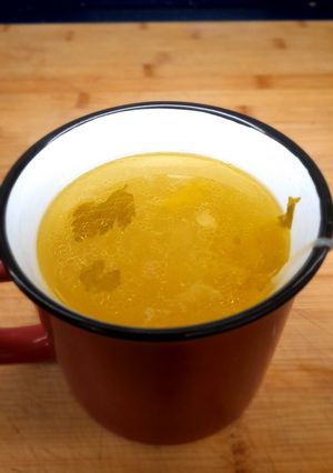Una foto de Caldo de apio y verduras