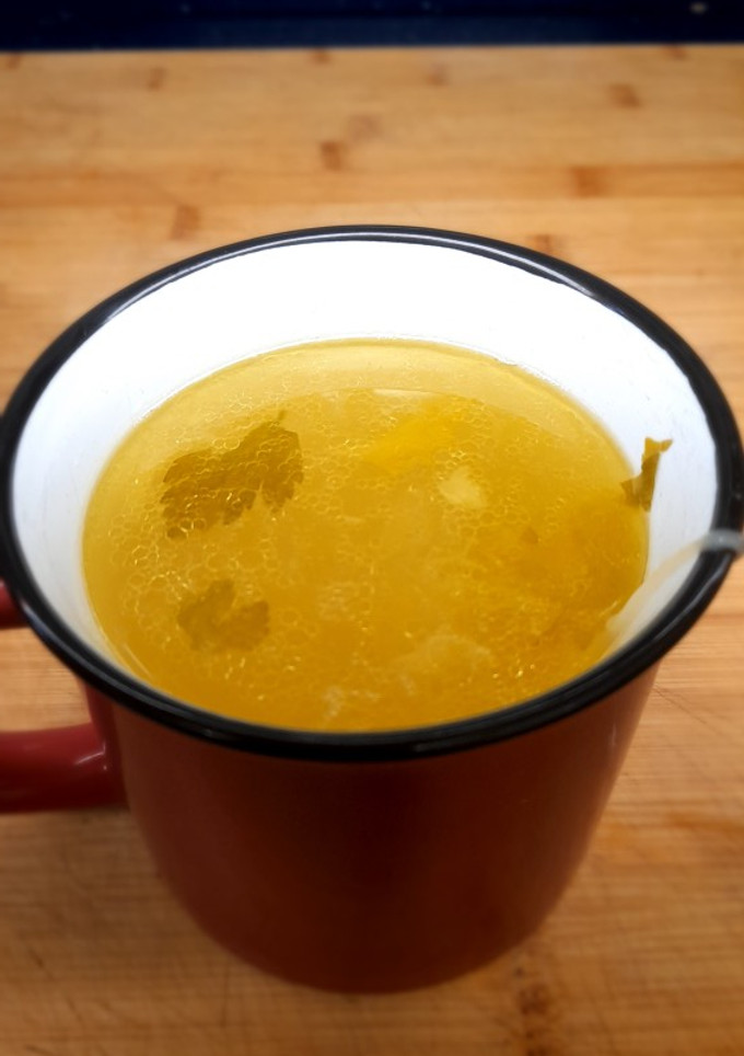 Una foto de Caldo de apio y verduras