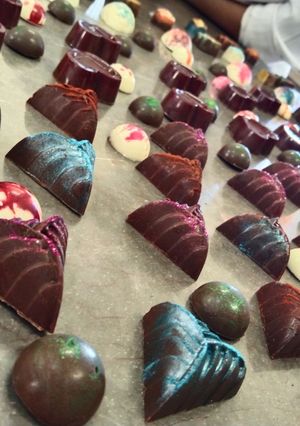 Una foto de Bombones de chocolate rellenos mazapán
