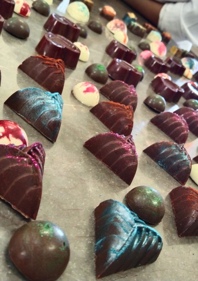 Una foto de Bombones de chocolate rellenos mazapán