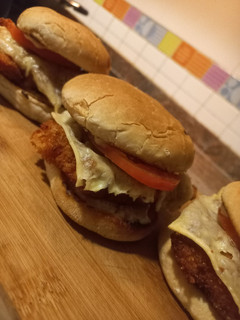 Una foto de Hamburguesa de pollo crispy 🍔