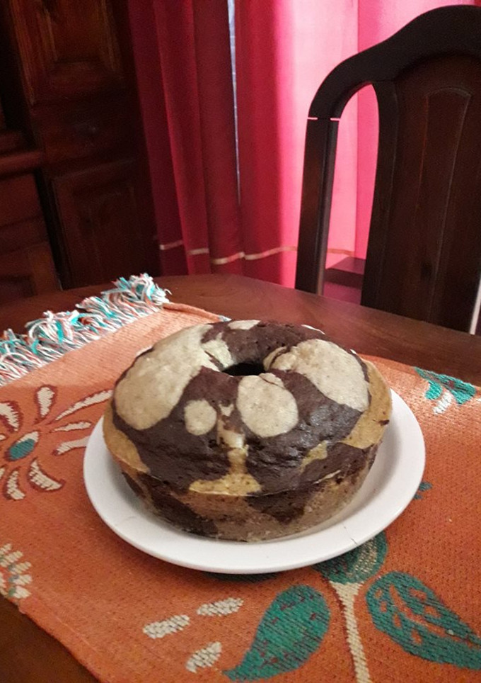 Una foto de Torta húmeda marmolada de banana al microondas.rapidísima !!!!