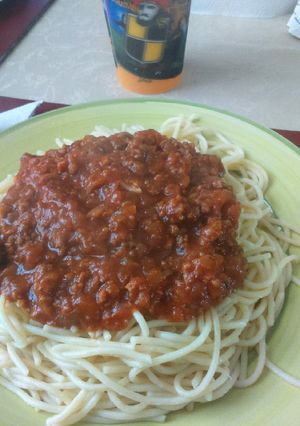 Una foto de Tallarines con salsa de carne