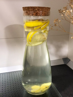 Una foto de Agua de limón y jengibre infusionada