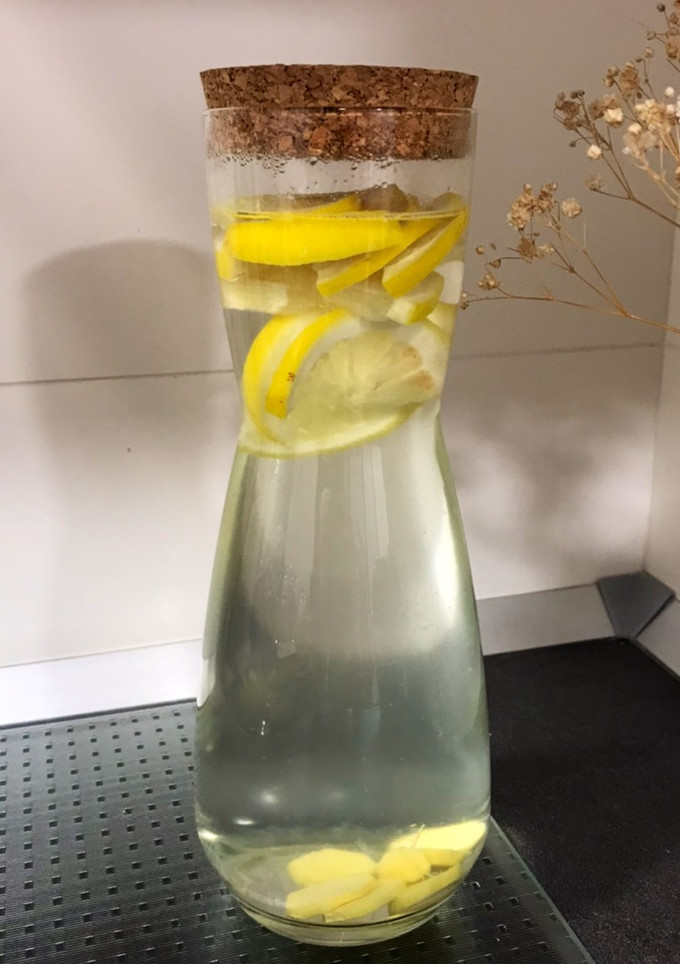 Una foto de Agua de limón y jengibre infusionada