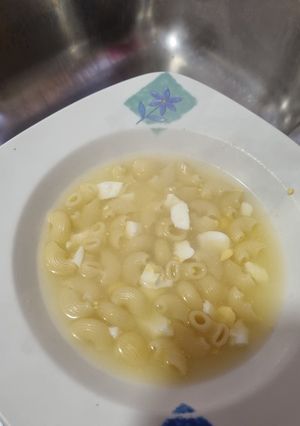 Una foto de Sopa de tiburon con huevo duro