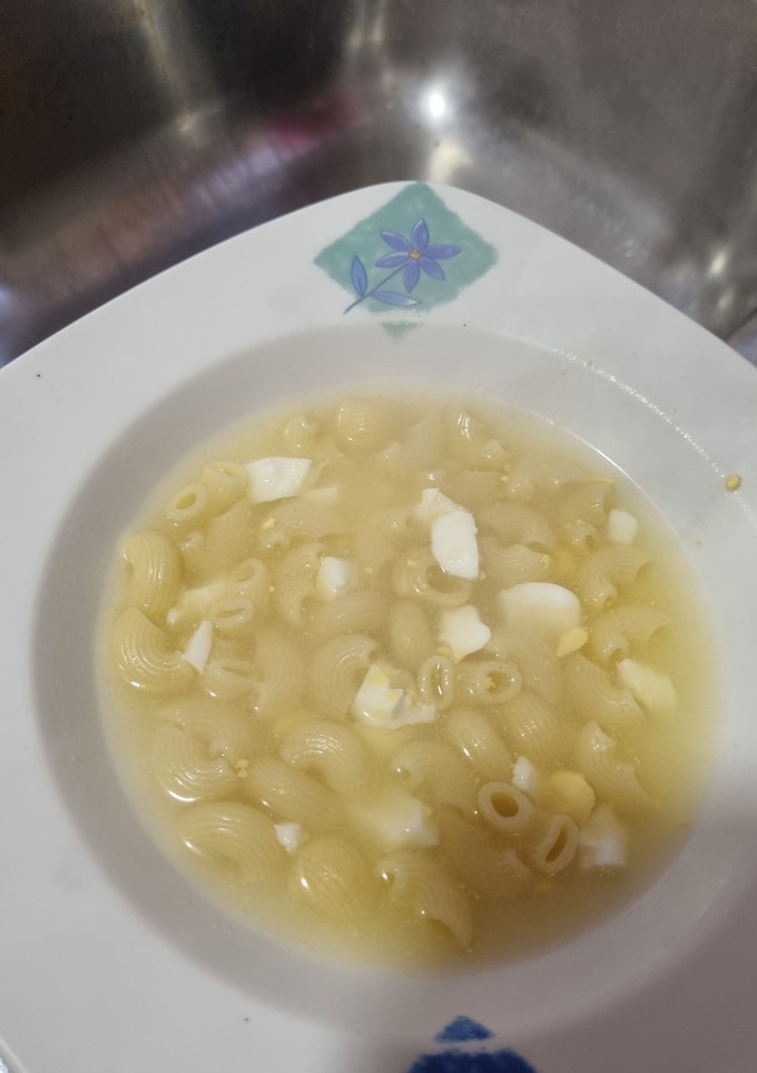 Una foto de Sopa de tiburon con huevo duro