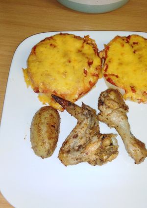 A picture of Creamy Pap topped with cheese served with roasted chicken.