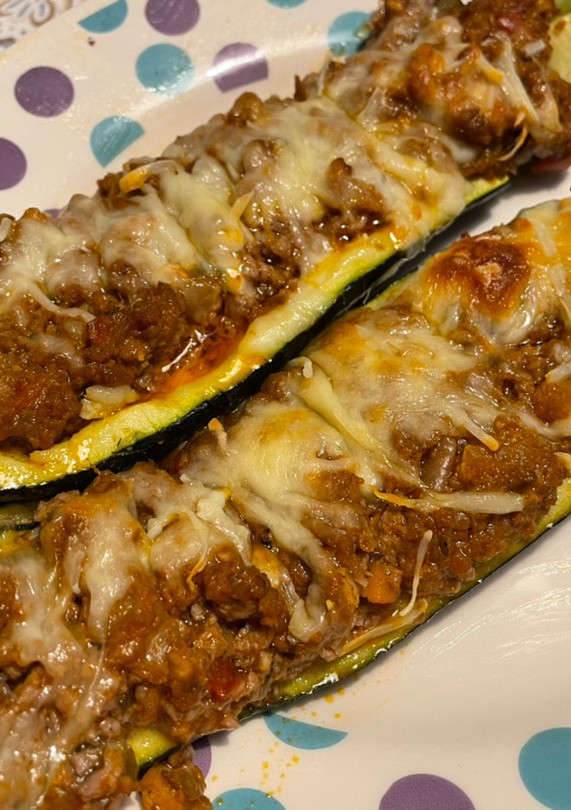Una foto de Calabacines rellenos de carne picada y verduras MC