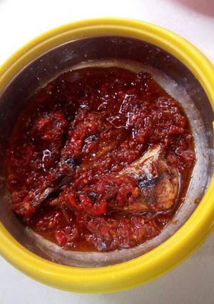 A picture of Fish tomato sauce.