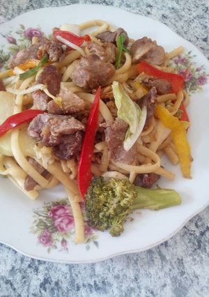 Una foto de Tallarines saltado con chancho