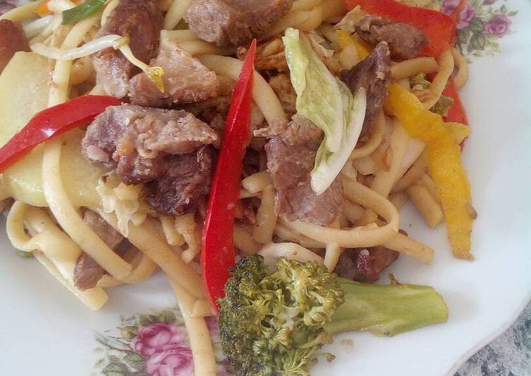 Tallarines saltado con chancho