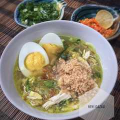 A picture of Soto Ayam Lamongan plus Bubuk Koya.