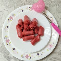 A picture of Beetroot khandvi.