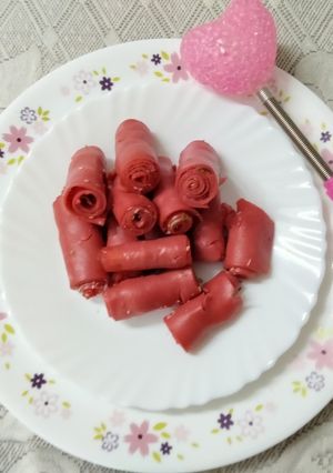 A picture of Beetroot khandvi.