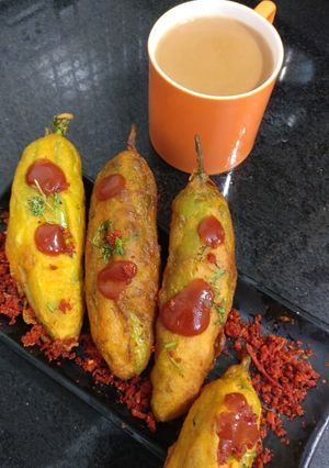 मिरची बडा/मिरची वडा (mirchi vada recipe in marathi) रेसिपी चे मुख्य फोटो 