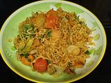 Mì gói xào thập cẩm