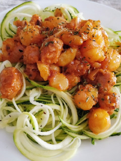 Una foto de Espaguetis de calabacín con patatas y carne