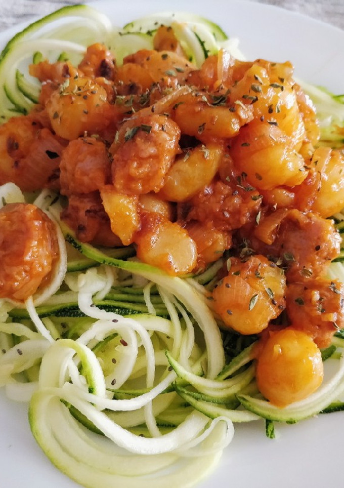 Una foto de Espaguetis de calabacín con patatas y carne