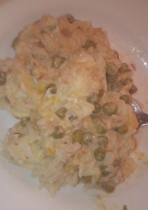 Una foto de Arroz con atún arvejas mayonesa y huevo 😍💗