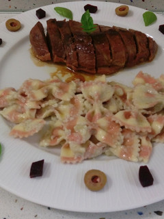 Una foto de Pasta farfalle rossa con roquefort y pechuga de pato con miel y oporto