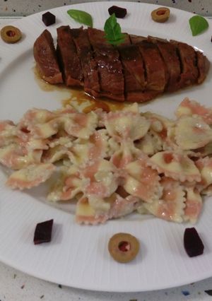 Foto principal de Pasta farfalle rossa con roquefort y pechuga de pato con miel y oporto