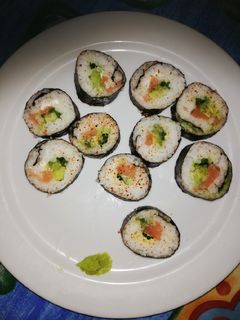 Una foto de Sushi de salmón