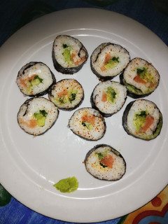 Una foto de Sushi de salmón