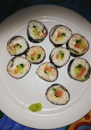 Una foto de Sushi de salmón