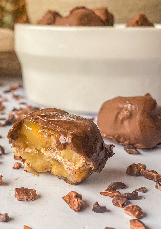 Una foto de Bombones de plátano y crema de frutos secos