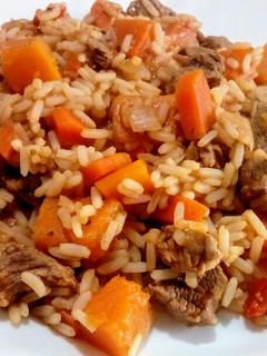 Una foto de Guiso de arroz, verdura y carne