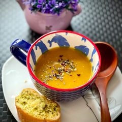 A picture of Spiced Pumpkin Soup and Garlic Bread.