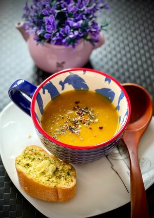 A picture of Spiced Pumpkin Soup and Garlic Bread.