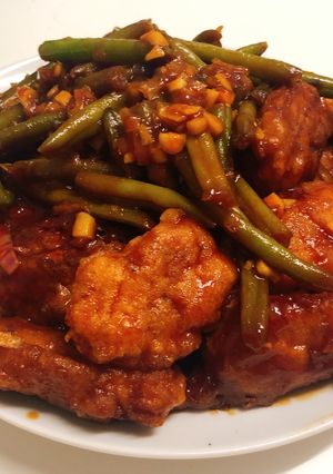 Hình của món Ức gà sốt cay với đậu cô ve.