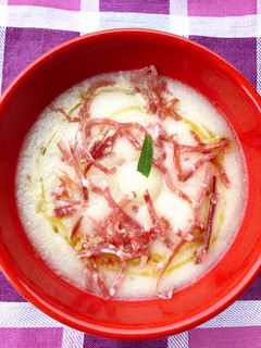 Una foto de Crema fría de melón con menta, cava y jamón