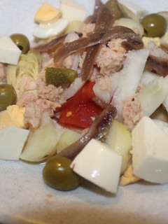 Una foto de Ensalada de queso, patatas y anchoas