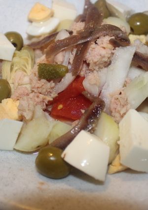 Foto principal de Ensalada de queso, patatas y anchoas