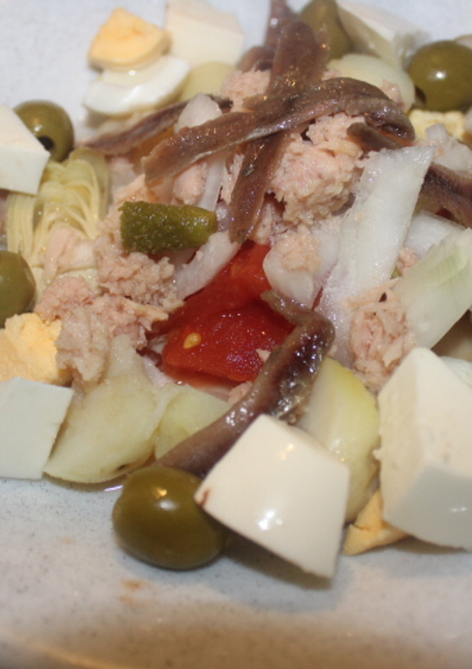 Una foto de Ensalada de queso, patatas y anchoas