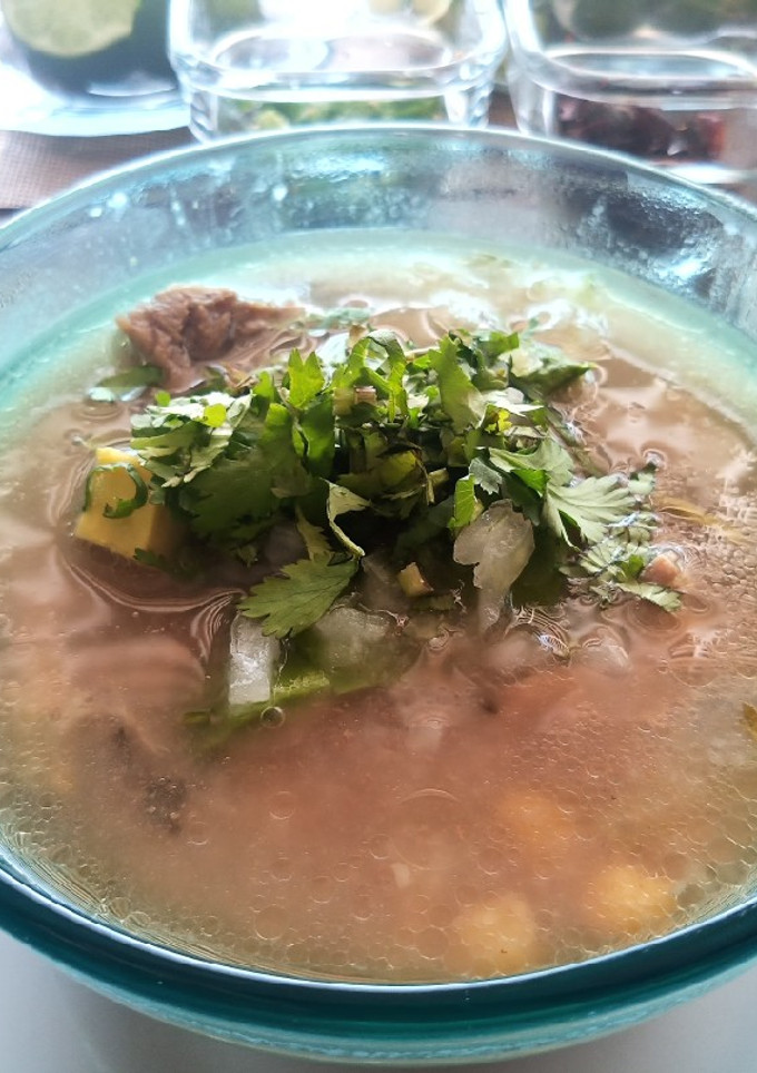 Una foto de Consomé de res con garbanzo y arroz en olla de cocción lenta