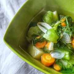A picture of Sayur Bening Bayam / Clear Spinach Soup.